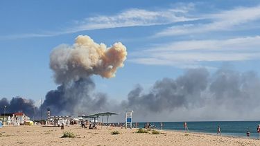 Nubes de humo se observan desde una playa en Saky luego de que se escucharon unas explosiones desde una base aérea rusa cerca de Novofedorivka, Crimea, el martes 9 de agosto de 2022.&nbsp;