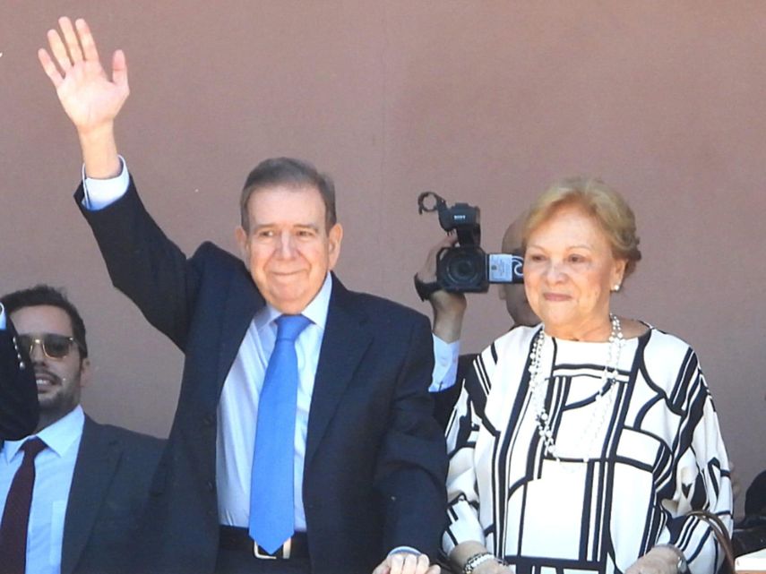 El presidente electo de Venezuela, Edmundo González Urrutia, junto a su esposa Mercedes, saludan a los venezolanos congregados en la Plaza de Mayo de Buenos Aires este 4 de enero de 2025.