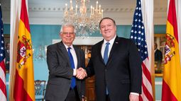 El ministro español de Exteriores, Josep Borrell (izq), y el secretario de Estado de EEUU, Mike Pompeo (dcha), posan para una fotografía tras reunirse este lunes en el Departamento de Estado, en Washington, DC.
