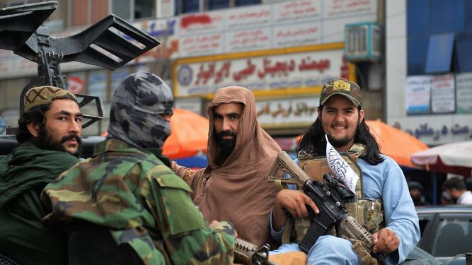 Talibanes patrullan armados las calles en Kabul, Afganistán.