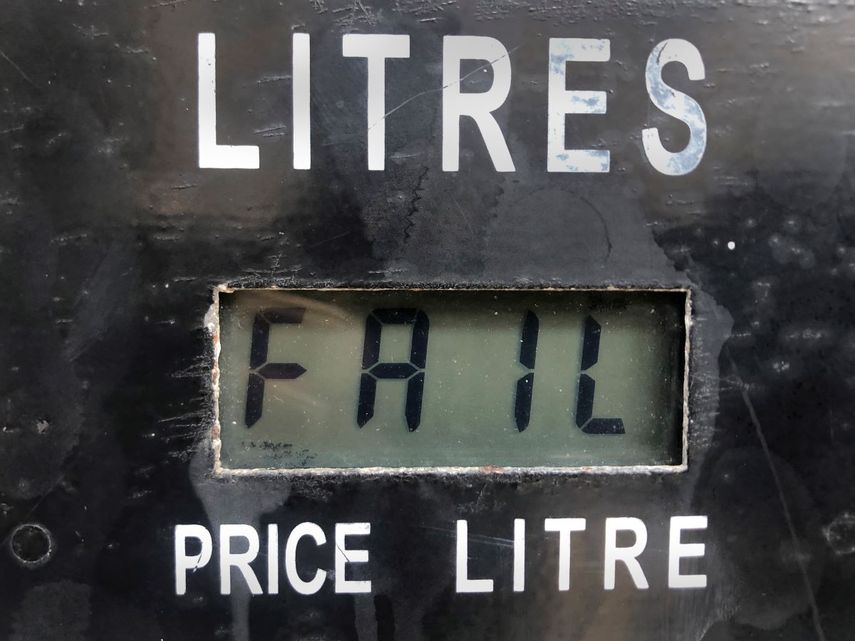 La pantalla de una bomba de gasolina en Beirut dice error luego que el nuevo incremento de precios del combustible en Líbano dejó la mayoría de los metros incapaces de reflejar el nuevo precio de cinco dígitos, el 22 de septiembre del 2021.&nbsp;