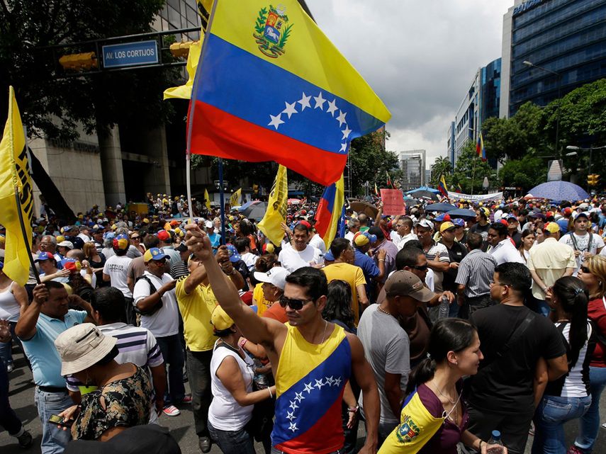Ante esto, León defiende las diferencias, resalta que, a diferencia del Partido Socialista Unido de Venezuela, fundado por el expresidente Hugo Chávez, en el que se sigue un solo parámetro, en la organización contraria existen tantos puntos de vista co