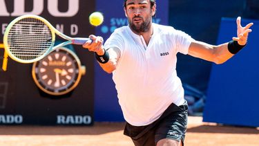 El tenista italiano Matteo Berrettini enfrenta al francés Richard Gasquet en el torneo de Gstaad, Suiza de la ATP el jueves 21 de julio de 2022.&nbsp;