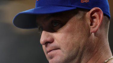 El mánager Carlos Mendoza #64 de los Mets de Nueva York observa desde el dugout la quinta entrada del partido de la MLB contra los Diamondbacks de Arizona en el Chase Field el 5 de mayo de 2025 en Phoenix, Arizona. El estratega venezolano cree que es momento de saber qué sucede con Juan Soto 
