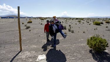 Migrantes venezolanos cruzan a Chile desde la frontera con Bolivia, cerca de Colchane, Chile, el sábado 6 de febrero de 2021.&nbsp;