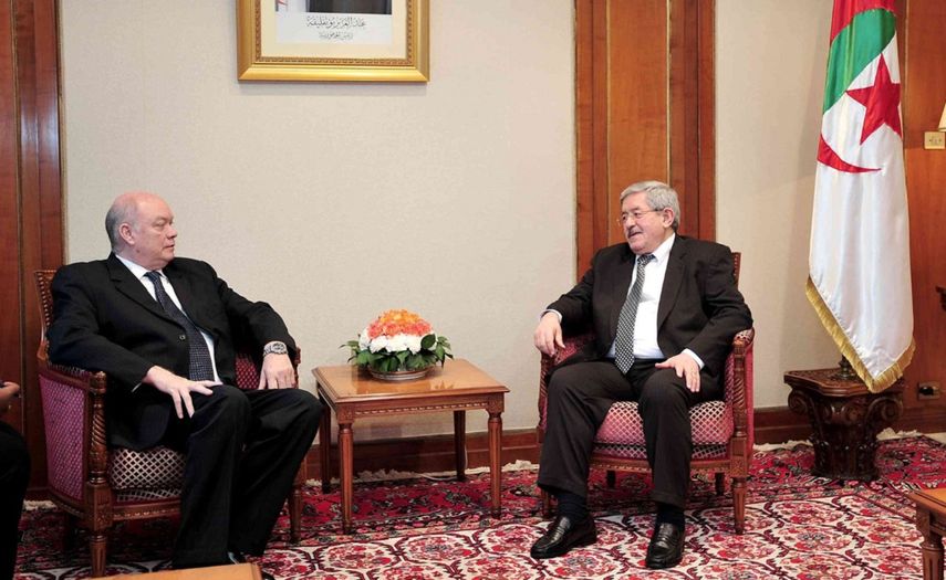 Rodrigo Malmierca (izq.), ministro de Comercio Exterior e Inversión Extranjera de Cuba, junto al primer ministro de Argelia, Ahmed Ouyahia, reunidos en Argel el 21 de febrero de 2019.