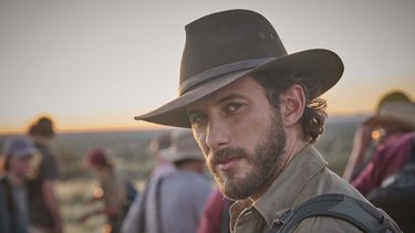 En esta imagen proporcionada por Prime Video, Sebastián Zurita en una escena de The Lost Flowers of Alice Hart.