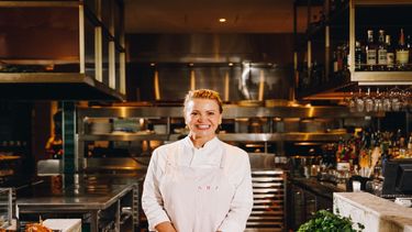 Nacida y criada en Miami, la chef Michelle Bernstein combina su herencia judía y latina con años de experiencia en la escena culinaria