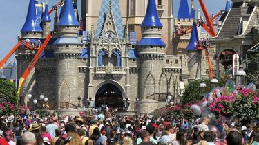 En esta foto del 12 de marzo, una multitud frente al Castillo de la Cenicienta en Magic Kingdom, en Walt Disney World, en Lake Buena Vista, Florida.  