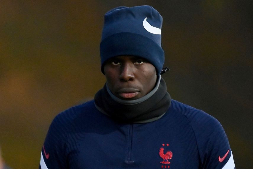 En esta foto de archivo tomada el 11 de noviembre de 2021, el defensa de Francia Kurt Zouma llega a Clairefontaine-en-Yvelines para una sesión de entrenamiento, como parte de la preparación del equipo para los próximos partidos de clasificación para la Copa Mundial de 2022.
