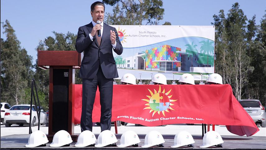 El superintendente escolar de Miami-Dade, Alberto Carvalho, señala que existe un enlace muy fuerte entre la Ciudad de Hialeah y la Junta Escolar, y –agregó– esto beneficia a los niños más frágiles en nuestra comunidad.