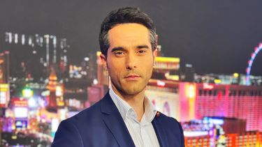 Antonio&nbsp;Texeira&nbsp;se&nbsp;alzó por segunda vez con el&nbsp;Emmy&nbsp;a&nbsp;Mejor&nbsp;presentador&nbsp;de noticias&nbsp;por su trabajo al frente de las noticias en Prime time en la cadena NBCUniversal Telemundo.&nbsp;