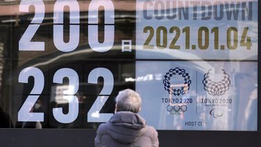 Un individuo observa el calendario con la cuenta regresiva para el inicio de los Juegos Olímpicos de Tokio 2020, el lunes 4 de enero de 2021, en Tokio.&nbsp;