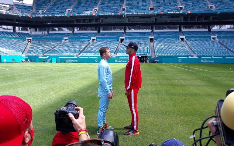 En el centro de la cancha del Hard Rock Stadium se cuadran Saúl “Canelo” Alvarez y Avni Yildirim, en Miami, la tarde del lunes 22 de febrero del 2021. 