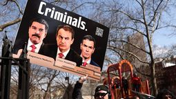 Manifestantes protestan frente al Tribunal Federal Daniel Patrick Moynihan el día en que el derrocado presidente venezolano Nicolás Maduro comparecerá ante el tribunal en Nueva York el 26 de marzo de 2026 para su segunda audiencia. Manifestantes protestan frente al Tribunal Federal Daniel Patrick Moynihan el día en que el derrocado presidente venezolano Nicolás Maduro comparecerá ante el tribunal en Nueva York el 26 de marzo de 2026 para su segunda audiencia.