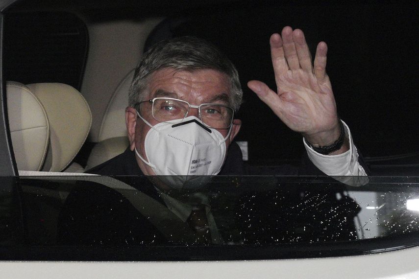 El presidente Comité Olímpico Internacional (COI), Thomas Bach saluda desde el vehículo a su llegada a su alojamiento, el jueves 8 de julio de 2021 en Tokio.&nbsp;