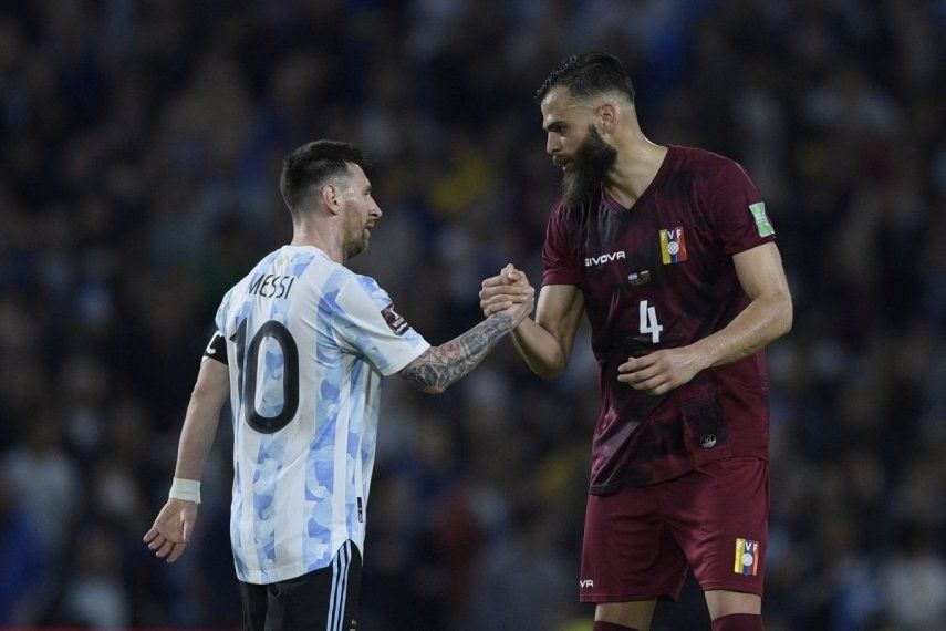 El argentino Lionel Messi (izquierda) saluda al venezolano Jhon Chancellor luego de un juego entre ambas selecciones en las eliminatorias rumbo al Mundial de Catar.