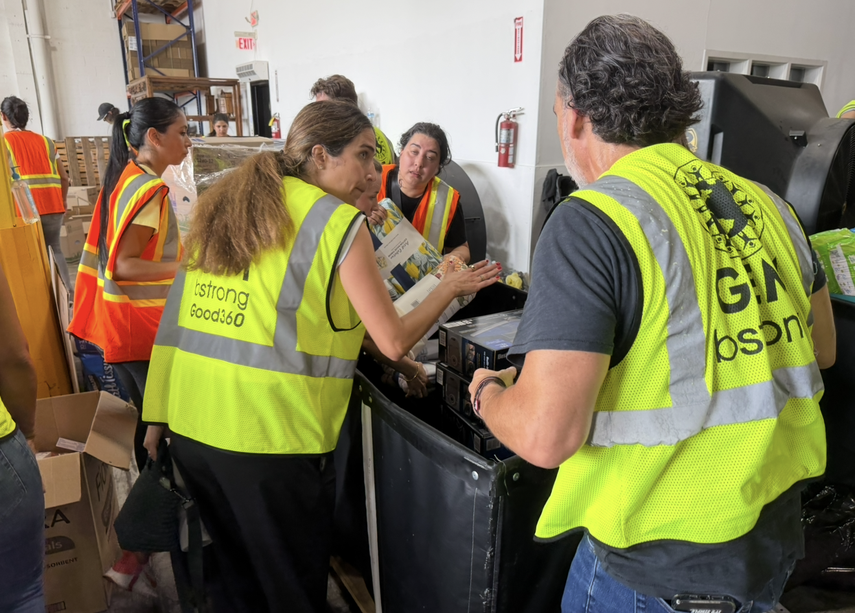 Medicinas, agua y alimentos fueron organizados para facilitar su traslado.