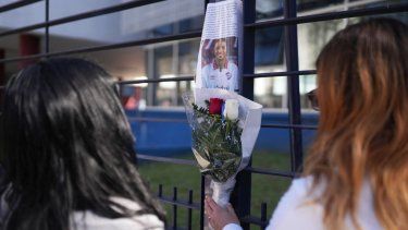 Aficionados colocan un ramo de flores ante una foto del futbolista uruguayo Juan Izquierdo en la sede del club Nacional, el miércoles 28 de agosto de 2024, en Montevideo.