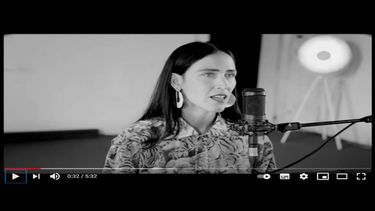 Francovenezolana La Chica presenta el álbum La loba.