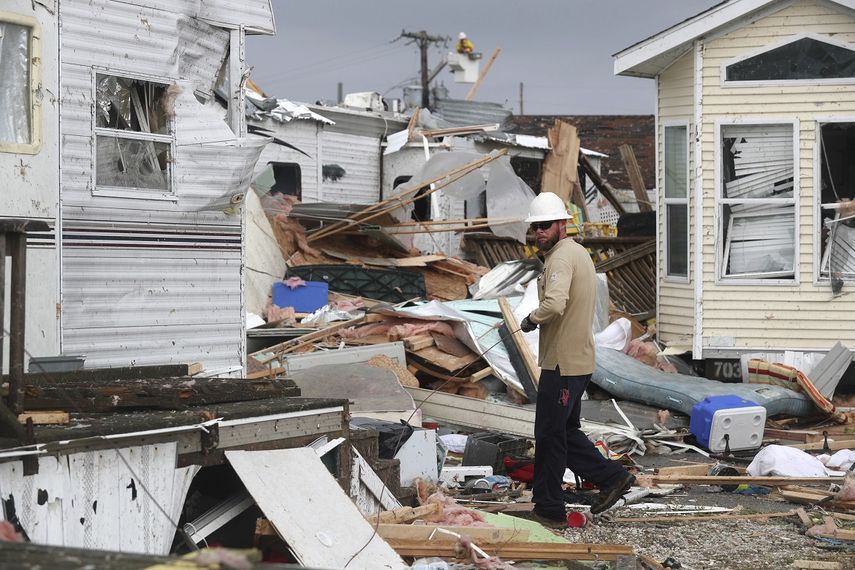 Un trabajor de la compañía eléctrica trabaja para restablecer la energía después de que un tornado azotara Emerald Isle NC cuando el huracán Dorian avanzó por la costa este el jueves 5 de septiembre de 2019. 