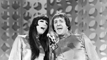 En esta foto del 21 de enero de 1966, Sonny, a la derecha, y Cher cantan durante la grabación de The Danny Thomas Special en Los Angeles.