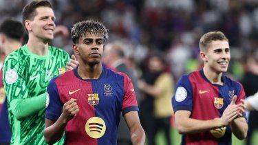 El español Lamine Yamal, del Barcelona, celebra con sus compañeros luego de superar al Real Madrid en la final de la Supercopa, el 12 de enero de 2025.
