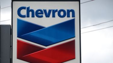 Logo de la petrolera estadounidense Chevron, una de las autorizadas a continuar produciendo petróleo en Venezuela.