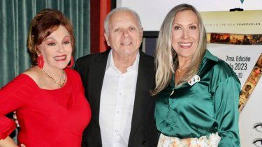 Lupita Ferrer, Orlando Urdaneta, e Indira Leal, durante uno de los eventos de Cinema Venezuela 2023.