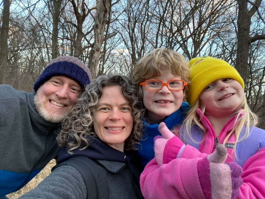 En una imagen de 2022 proporcionada por las familias Schmidt y Morehead se muestra de izquierda a derecha, a Tyler Schmidt, su esposa Sarah, su hijo Arlo y su hija Lula durante una excursión cerca de Cedar Falls, Iowa.&nbsp;