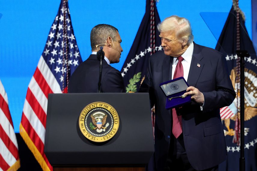 Momento del American Business Forum en que Donald Trump recibe la Llave de la Ciudad de Miami de manos del alcalde Suárez