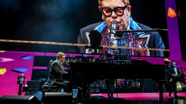 Elton John act&uacute;a en uno de sus conciertos, que ahora se podr&aacute;n disfrutar a trav&eacute;s de su canal en YouTube.