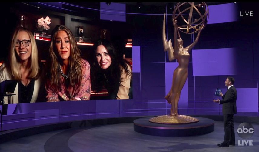 En esta imagen de video del domingo 20 de septiembre del 2020, Jimmy Kimmel conversa con las actrices Lisa Kudrow, Jennifer Aniston y Courteney Cox durante transmisi&oacute;n de la 72da edici&oacute;n de los premios Emmy,&nbsp;que registraron su peor &iacute;ndice de&nbsp;audiencia.