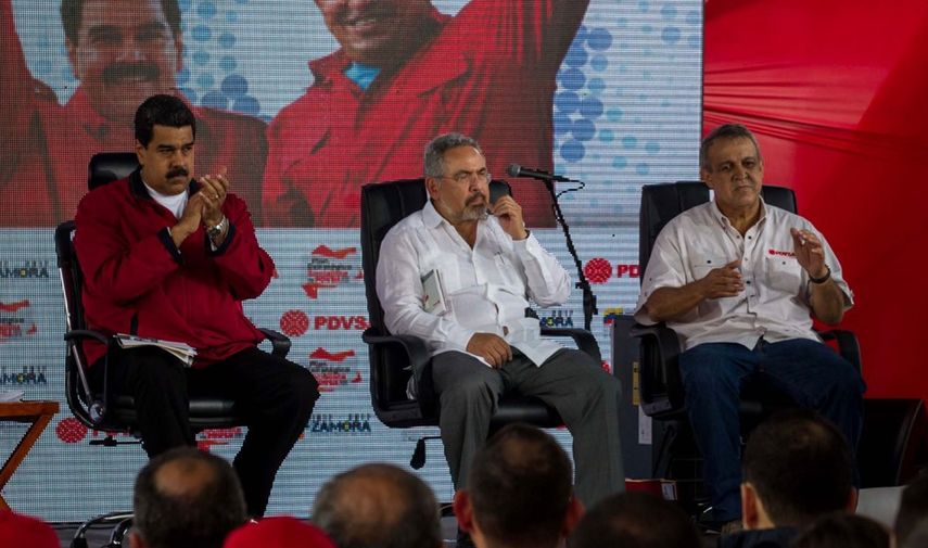 Eulogio Del Pino (der.), expresidente de PDVSA, arrestado por supuesto vínculo con una trama de corrupción, asegura que siempre tuvo al tanto al presidente Nicolás Maduro (izq.). Nelson Martínez (cen.), exministro del Petróleo, también fue arrestado.