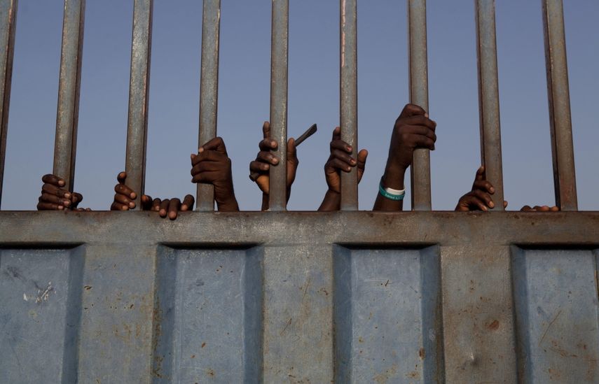 Haitianos esperan la apertura del portón fronterizo que separa Haití y República Dominicana.&nbsp;