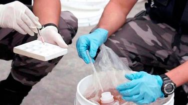 La Policía de Honduras señaló que el alijo de cocaína líquida estaba escondido en 40 barriles de grasa especial para maquinaria industrial.