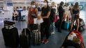 Unos 160 ciudadanos de la Unión Europea, en su mayoría franceses, esperan para abordar un avión con destino a París en el aeropuerto Augusto C. Sandino en Managua, el 3 de abril de 2020, en medio del brote de COVID-19. Unos 160 ciudadanos de la Unión Europea, en su mayoría franceses, esperan para abordar un avión con destino a París en el aeropuerto Augusto C. Sandino en Managua, el 3 de abril de 2020, en medio del brote de COVID-19.