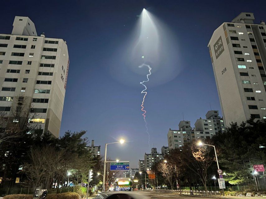 Una estela de luz es vista en Goyang, Corea del Sur, el viernes 30 de diciembre de 2022.