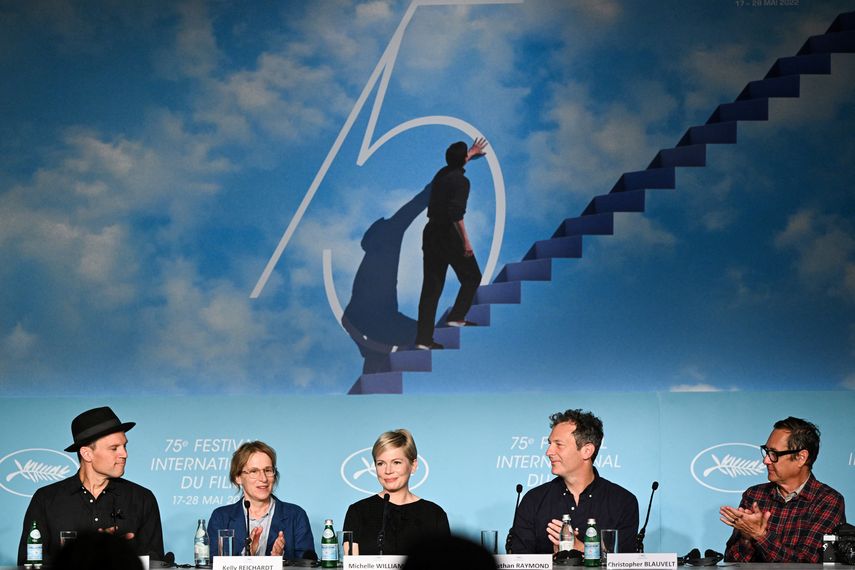 El productor de cine estadounidense Neil Kopp, la directora de cine y guionista estadounidense Kelly Reichardt, la actriz estadounidense Michelle Williams, el escritor estadounidense Jonathan Raymond y el director de fotografía estadounidense Christopher Blauvelt llegan para asistir a una conferencia de prensa sobre la película Showing Up durante la 75ª edición del Festival de Cine de Cannes en Cannes, sur de Francia, el 28 de mayo de 2022.