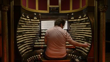 El organista Dylan David Shaw toca el órgano de tubos Midmer-Losh Poseidon, el órgano de tubos más grande del mundo en el Boardwalk Hall Auditorium en Atlantic City, Nueva Jersey, el 26 de octubre de 2022.