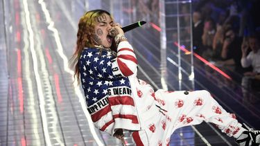 El rapero estadounidense 6ix9ine, también conocido como Tekashi, se presenta durante el desfile de Philipp Plein como parte de la semana de la moda femenina primavera/verano 2019 en Milán, el 21 de septiembre de 2018.