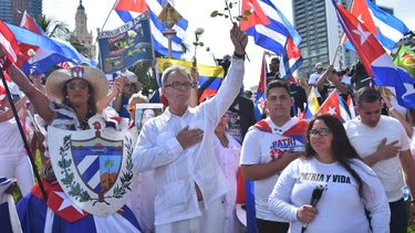 El opositor Ramón Saúl Sánchez junto a cubanos en Miami en apoyo al #15NCuba.&nbsp;