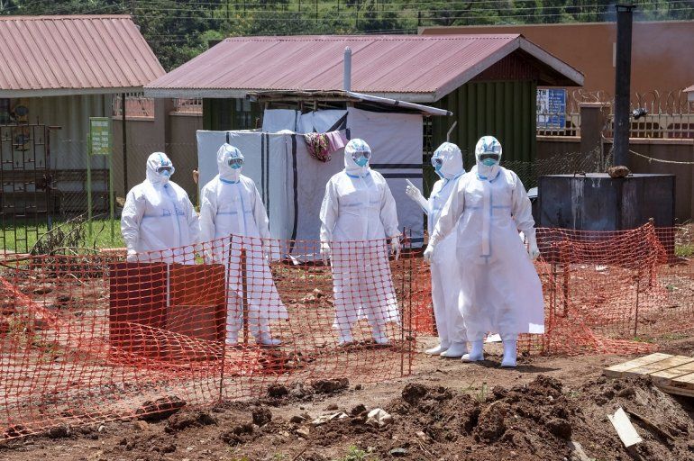 En esta imagen de archivo, doctores se dirigen a la zona de aislamiento para enfermos de ébola en el hospital regional Mubende, en Mubende, Uganda, el 29 de septiembre de 2022. 