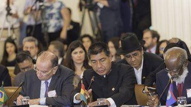 Los cancilleres de Brasil y Bolivia, Aloysio Nunes y Fernando Huanacuni Mamani, durante la reunión de la OEA el 31MAY17.