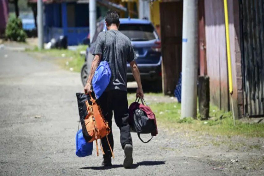 Un migrante venezolano llega para tomar una lancha con destino a Colombia en Miramar, cerca de Palenque, Panamá.