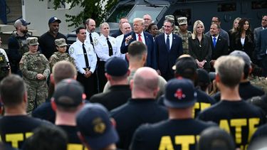 El presidente Donald Trump habla mientras visita a las tropas federales en la instalación de operaciones de la Policía en Washington, DC, el 21 de agosto de 2025.