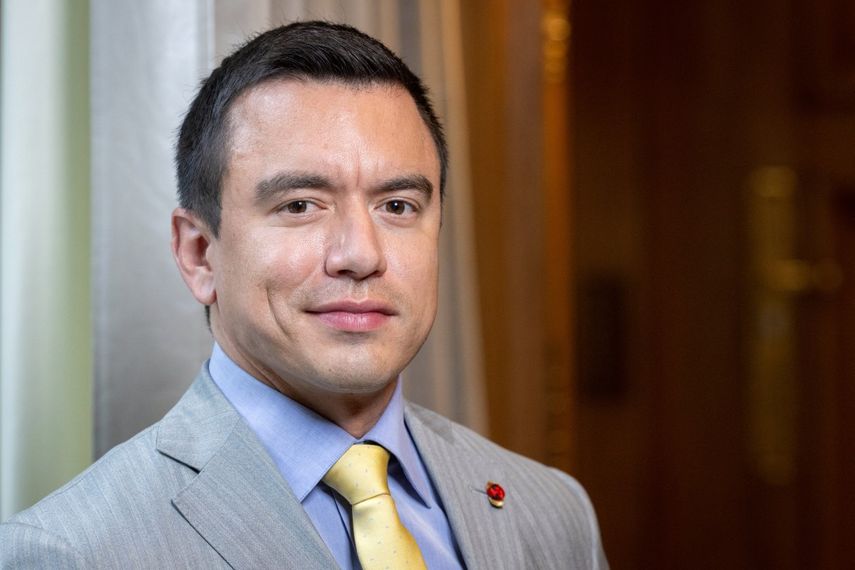 El presidente de Ecuador, Daniel Noboa, posa durante una entrevista con AFP en París, el 8 de mayo de 2025