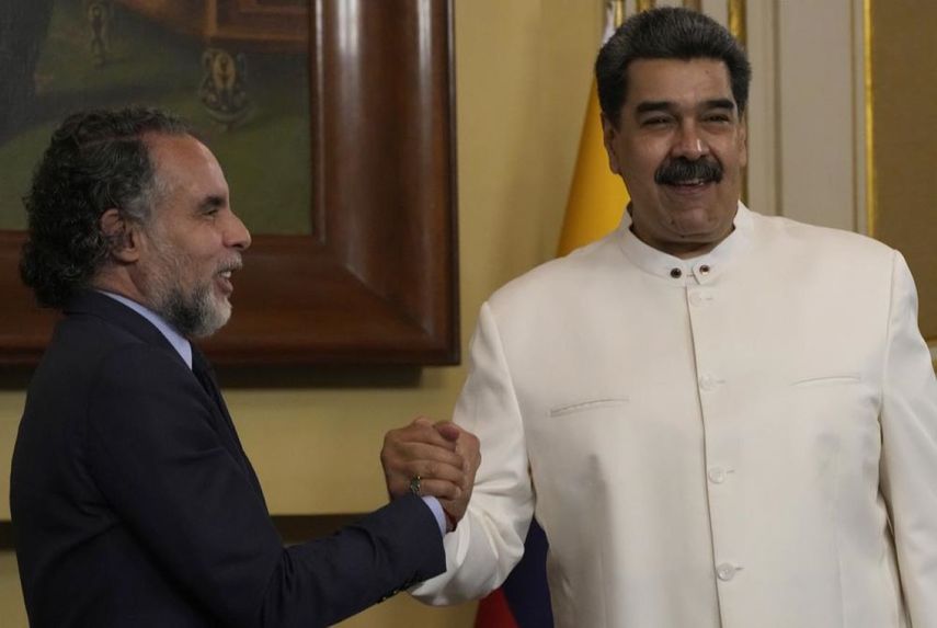 El embajador de Colombia en Venezuela, Armando Benedetti, y el dictador de Venezuela, Nicolás Maduro.