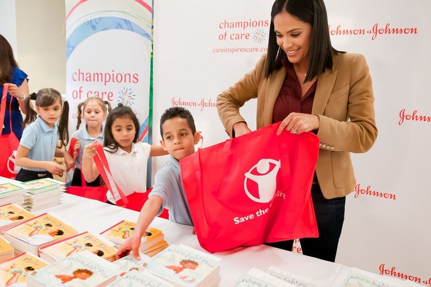 La anfitriona de Despierta América arma mochilas con libros para los niños más necesitados. (Mitchell Zachs)