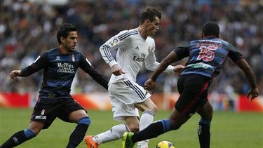 El jugador de Real Madrid, Gareth Bale, centro, controla el balón en un partido contra Granada el sábado, 25 de enero de 2014, en Madrid.